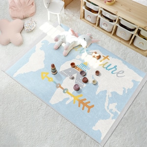 Tapis carte du monde aventure - tapis lettres colorées - tapis bleu pour chambre d'enfant - tapis sur le thème des explorateurs - tapis pour chambre d'enfant aventure - tapis d'appoint doux