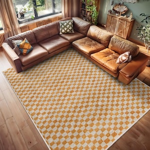 Puede incluir: Un gran sofá de cuero marrón en forma de L se encuentra sobre una alfombra de cuadros blancos y amarillos. La alfombra tiene una textura esponjosa y un diseño moderno.