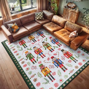 Puede incluir: Una alfombra blanca con un borde verde presenta un patrón repetido de soldados cascanueces, bastones de caramelo y hojas de acebo. La alfombra está sobre un suelo de madera en un salón.
