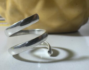 Minimalistischer, gehämmerter Wickelring aus 925er Silber