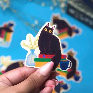 Adhesivo de vinilo resistente al agua con diseño de gato sobre libros para portátil, botella de agua, diario, Dark Academia, apto para lavavajillas, regalo de fiesta, lectura