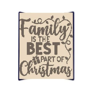 Op de afbeelding: Een beige bord met zwarte tekst die "Family is the best part of Christmas" luidt. De tekst is in een gestileerd lettertype met een rankontwerp.