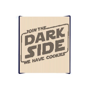 Op de afbeelding: Houten bord met de tekst "JOIN THE DARK SIDE WE HAVE COOKIES" in een gestileerd lettertype. Het bord heeft een lichtbruine achtergrond met een donkerblauwe rand en de tekst is donkerbruin.