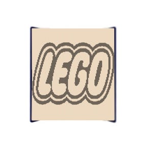 Peut inclure: Un carré beige avec le mot "LEGO" en grandes lettres stylisées. Les lettres sont blanches avec un contour noir rayé, et le fond est beige clair. Le design général est de style moderne et minimaliste.