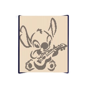 Könnte beinhalten: Eine braune und weiße Comicfigur, die Gitarre spielt. Die Figur hat große Ohren und einen schelmischen Ausdruck.