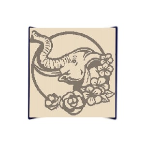 Peut inclure: Une illustration en noir et blanc d'une tête d'éléphant avec des fleurs qui l'entourent. La trompe de l'éléphant est enroulée et l'éléphant porte une couronne de fleurs.