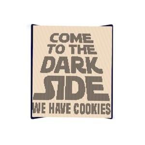 以下が含まれることがあります： 黒いフォントで「Come to the Dark Side We Have Cookies」と書かれた木製の看板です。
