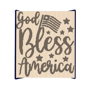 Könnte beinhalten: Ein Holzschild mit dem Text "God Bless America" in schwarzer Schrift. Das Schild zeigt eine kleine amerikanische Flagge und Sterne.