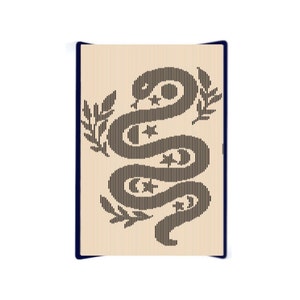 Peut inclure: Une carte beige avec une illustration en noir et blanc d'un serpent avec des étoiles et des lunes sur son corps. Le serpent est enroulé autour de lui-même et a des feuilles de chaque côté.