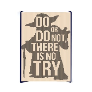Puede incluir: Un letrero de madera beige con una silueta negra de Yoda de Star Wars. La silueta está formada por las palabras "Do or Do Not, There is No Try."