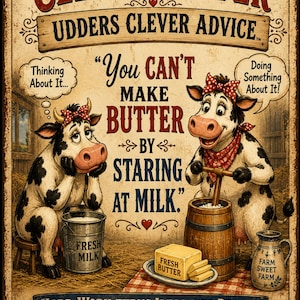 Może przedstawiać: Prostokątny metalowy szyld przedstawiający dwie rysunkowe krowy w czerwonych opaskach w kropki. Tekst głosi: Clever Heifer, Udders Clever Advice, You Can't Make Butter By Staring At Milk oraz Hard Work Turns Ideas Into Reality. Zawiera kostkę masła.