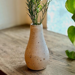 Concrete Vase – Modern Decorative Piece for Home & Office
