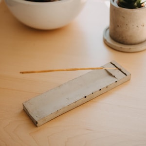 Handgemachter Räucherstäbchenhalter aus Beton - Minimalistisches Design, einzigartiges Wohndekor, Tschechische Handwerkskunst, moderner Räucherstäbchenhalter zum Entspannen