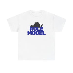 Op de afbeelding: Wit T-shirt met een blauw en zwart grafisch ontwerp. De afbeelding toont een zwarte cowboyhoed boven de woorden "ROLE MODEL" in blauwe, gestileerde tekst. Het shirt is gemaakt van een zacht materiaal.