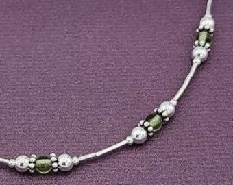 Collar de plata de ley con cuentas de peridoto, joyería artesanal con piedras preciosas