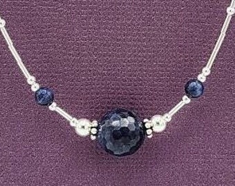 Gargantilla de plata de ley con zafiro, joyería artesanal con cuentas y piedras preciosas