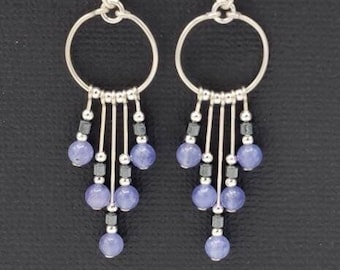 Pendientes de aro colgantes de plata de ley con tanzanita y detalles de hematita.