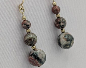 Jaspe de piel de leopardo con relleno de oro, aretes colgantes con relleno de oro,
