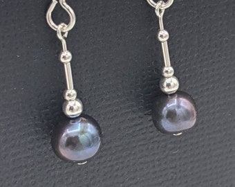 Pendientes de perla negra de plata de ley, pequeños pendientes colgantes hechos a mano