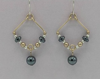 Plata de ley bañada en oro - Pendientes con forma de diamante con cuentas de hematita, oro y plata