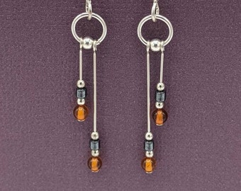 Pendientes colgantes de plata de ley con cuentas de hematita ámbar auténtica.