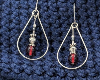 Pendientes de plata de ley en forma de lágrima, cristal checo rojo y hematita.