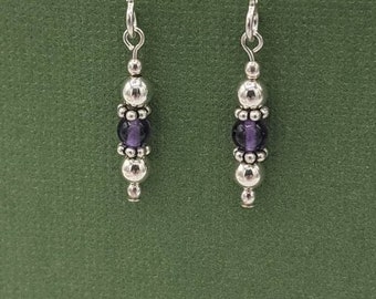 Pendientes de amatista de plata de ley, pendientes colgantes delicados hechos a mano, joyería púrpura pequeña, piedra de nacimiento de febrero