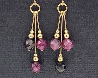 Pendientes colgantes de turmalina fucsia con baño de oro, joyería artesanal con piedras preciosas.