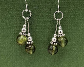 Pendientes colgantes de peridoto en plata de ley, piedra natal de agosto