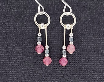 Pendientes colgantes de plata de ley con turmalina rosa y detalles de hematita.