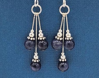 Pendientes de plata de ley con zafiros y cuentas, hechos a mano con colgantes balineses.