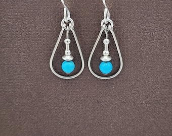 Pequeños aretes de turquesa de Arizona de la Bella Durmiente en plata de ley, pequeños aretes de lágrima con alambre, piedra natal de diciembre