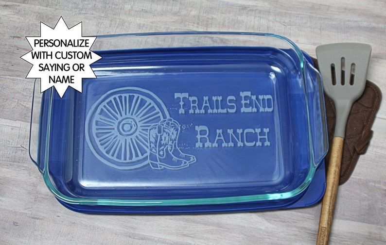 Engraved baking dish Wagon wheel Etched pyrex Gift for baker custom Personalized casserole dish Monogram Glass bakeware Cowgirl gift