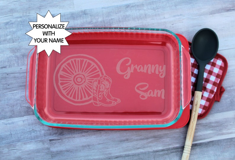 Engraved baking dish Wagon wheel Etched pyrex Gift for baker custom Personalized casserole dish Monogram Glass bakeware Cowgirl gift