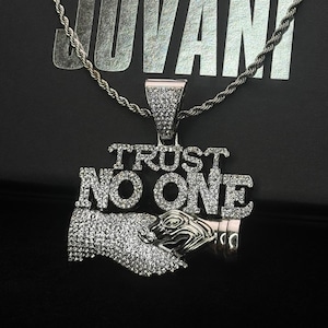 Collar con colgante Iced Out Trust No One para hombre - Joyería llamativa de hip hop con diamantes de circonita - Cadena de moda urbana - Regalo