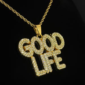 Colar com pingente dourado GOOD LIFE da Iced Out para homens com corrente de corda - Joia estilosa de hip hop - Corrente de rapper com estilo urbano - Ideia de presente