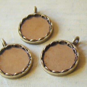 One Dozen - 16mm Smooth Round Bezel Setting With 15mm Lace Edge Insert - Antiqued Brass - Set of 12 - Perfect For Typewriter Keys