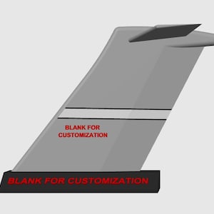 Può includere: Un'aletta di coda di aereo grigia con una striscia bianca e la scritta "BLANK FOR CUSTOMIZATION" in rosso. La base è nera con lo stesso testo. Una piccola ala si estende dalla parte superiore. Ideale per la personalizzazione.