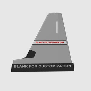 Può includere: Un supporto per telefono grigio angolato con base nera e accento nero. Il testo "BLANK FOR CUSTOMIZATION" è stampato sulla base e su uno striscione rosso e bianco. Una linea verticale bianca è sul supporto.