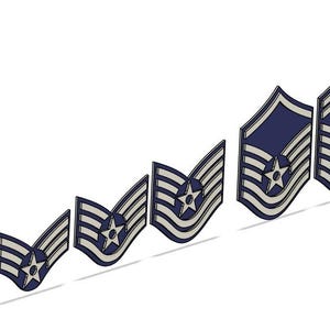 Può includere: Una collezione di otto insegne di grado militare blu e bianche, ciascuna con un'emblema a stella. Le insegne sono disposte in una fila diagonale, mostrando una progressione di gradi. Il design presenta uno sfondo blu scuro con strisce bianche e una stella.