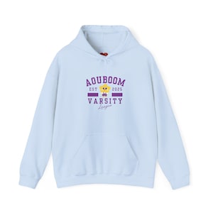 AouBoom Ceri Maskottchen Varsity Style Unisex Heavy Blend Kapuzen-Sweatshirt, Thai BL