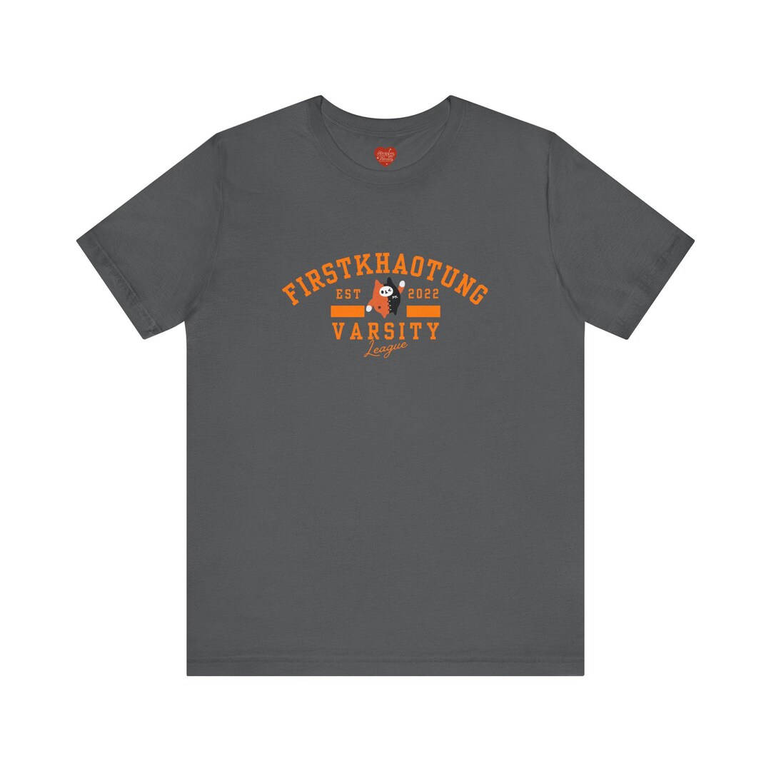 firstkhaotung Tシャツ YUZUMUMU Firstkhaotung Yuzu Mumu Varsity Style Unisex Tee, Short