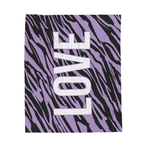 FIERCE LOVE Kuschelige Samt-Plüsch-Decke - weiches lila Zebra-Muster, perfekt für Wohnkultur, Geschenk, Geburtstag, Valentinstag, Komfortwurf