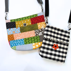 Op de afbeelding: Twee handgemaakte crossbodytassen. Eén is patchwork met verschillende stofpatronen en kleuren, waaronder blauw, groen, oranje en rood. De andere is zwart-wit geruit met een rode bloemaccent. Beide hebben verstelbare bandjes.