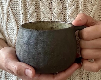 手作り陶器マグカップ、わびさびストーンウェアカップ 300ml、素朴な陶器コーヒーティーマグ、ミニマルな和風スタイル、少量生産ギフト - 受注生産