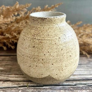Handmade Ceramic Bud Vase – Speckled Beige Mini Vase for Dried Flowers, Rustic Ceramic Vase, Neutral Earthy Home Decor, Small Pottery