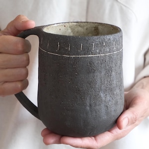 Extra großer Kaffeebecher (600 ml), handgefertigter Steingutbecher mit großem Henkel, Wabi-Sabi-Japandi-Keramikbecher