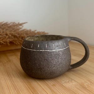 Taza de café hecha a mano: taza rústica de cerámica matutina, taza de té de cerámica wabi sabi, taza de café con leche minimalista, regalo de estilo japonés para él y ella.