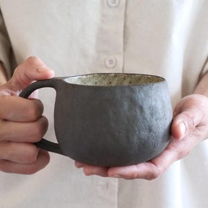 Taza de cerámica hecha a mano de 300 ml, taza de café de gres Wabi Sabi, cerámica rústica terrosa, estilo japonés minimalista, regalo artesanal.