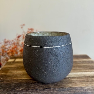 Taza Wabi-Sabi hecha a mano de cerámica orgánica de 330 ml, taza de té rústica japonesa, taza minimalista de cerámica texturizada orgánica.